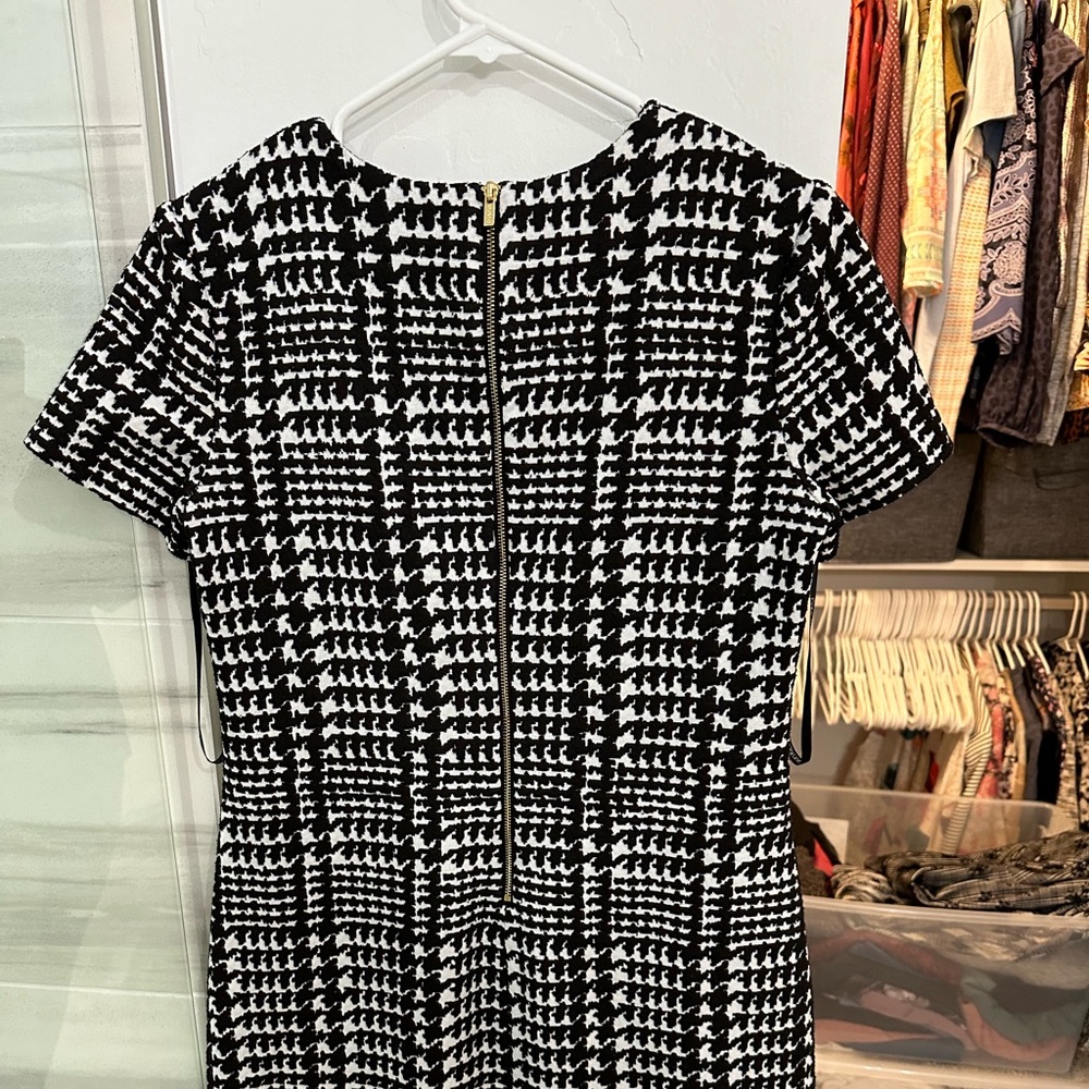 Calvin Klein. Size 6. Black and white. Knee length - Picture 4 of 6